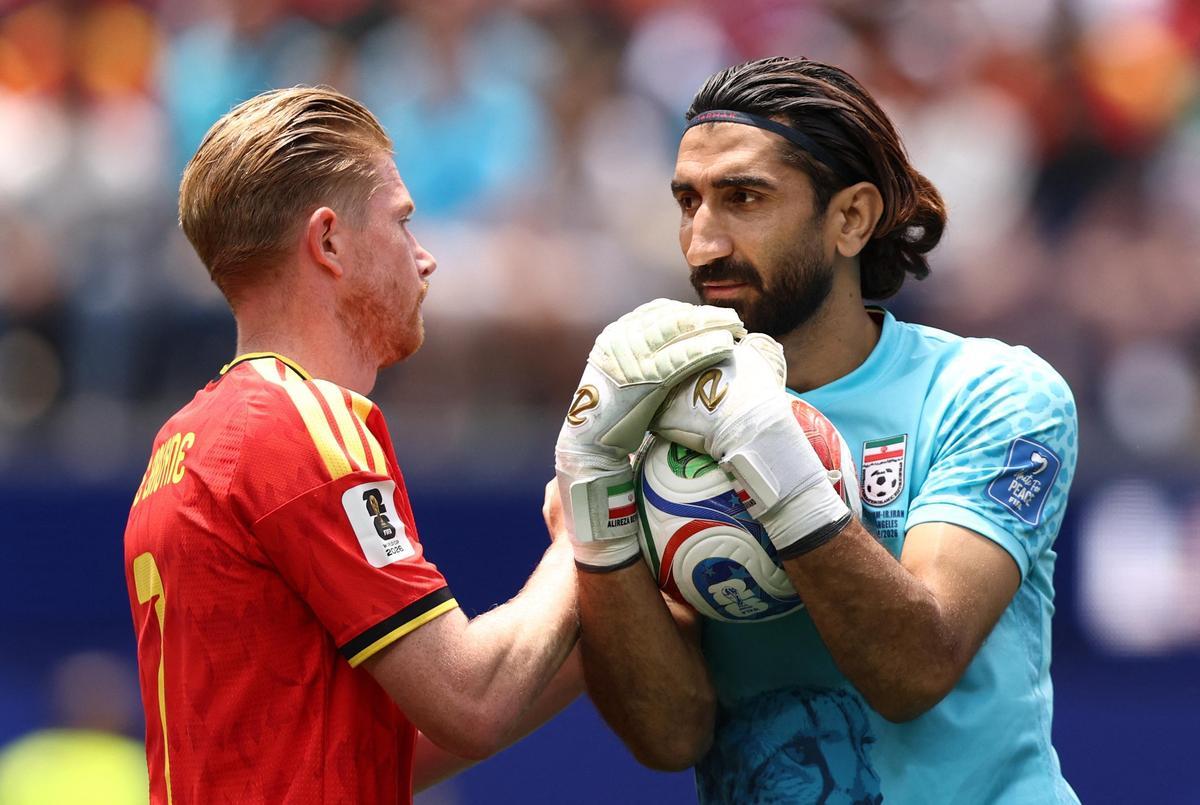 حارس إيران: أقبل يد من دعمنا أمام بلجيكا.. وما ينتظرنا ضد مصر صعب
