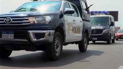 باب خشبي تحت الكوبري.. حكاية سائق حول فتحة خرسانية إلى مأوى بالتجمع الخامس