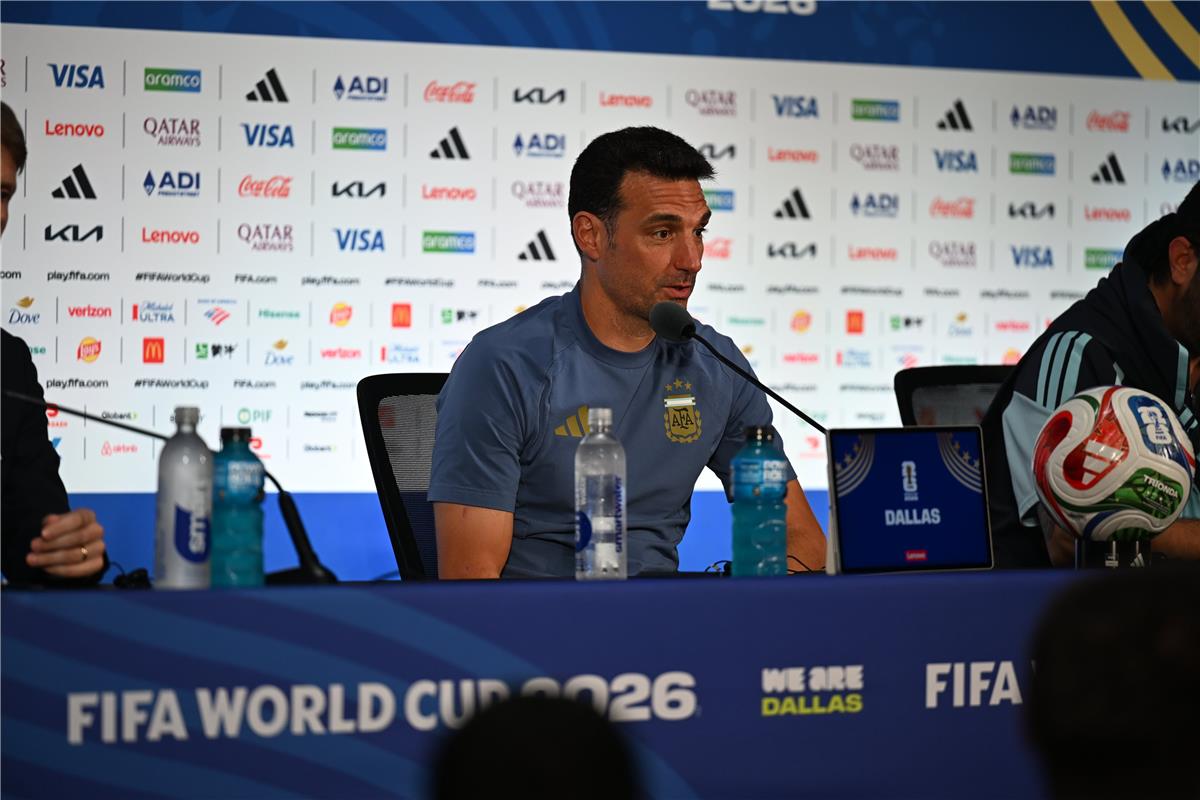 سكالوني: عندما يتألق ميسي يتبعه الجميع.. وسنواجه صراعًا صعبًا على لقب كأس العالم