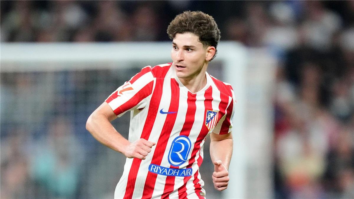 بسبب برشلونة.. أتلتيكو مدريد يتبع استراتيجية ماكرة مع جوليان ألفاريز