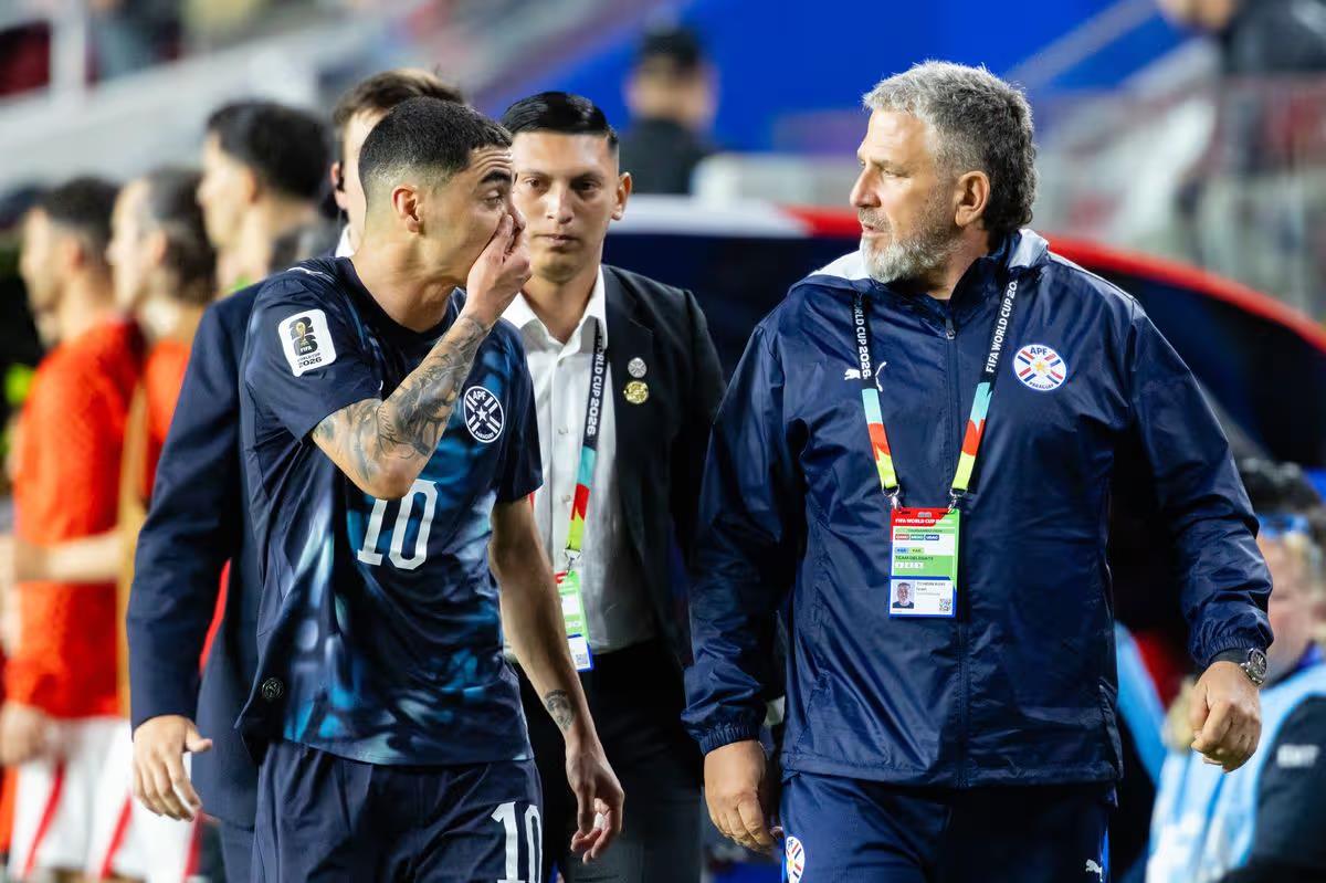 فيفا يعلن عقوبة ألميرون بعد طرده في كأس العالم بسبب قانون فينيسيوس