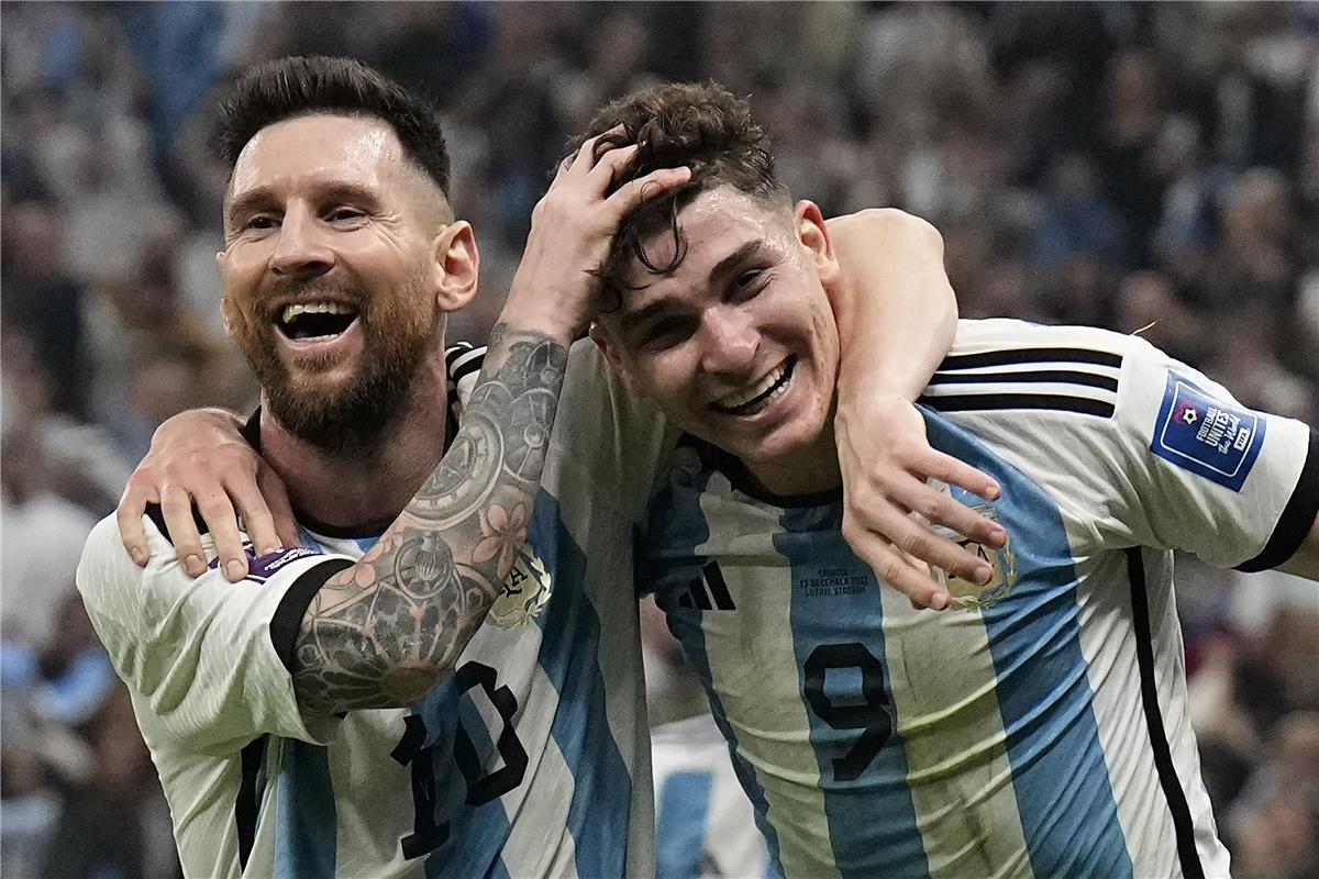 دور ميسي في صفقة انتقال جوليان ألفاريز إلى برشلونة