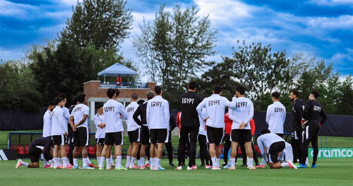 فيفا يعلن إيقاف لاعب منتخب مصر وغيابه أمام أستراليا في كأس العالم
