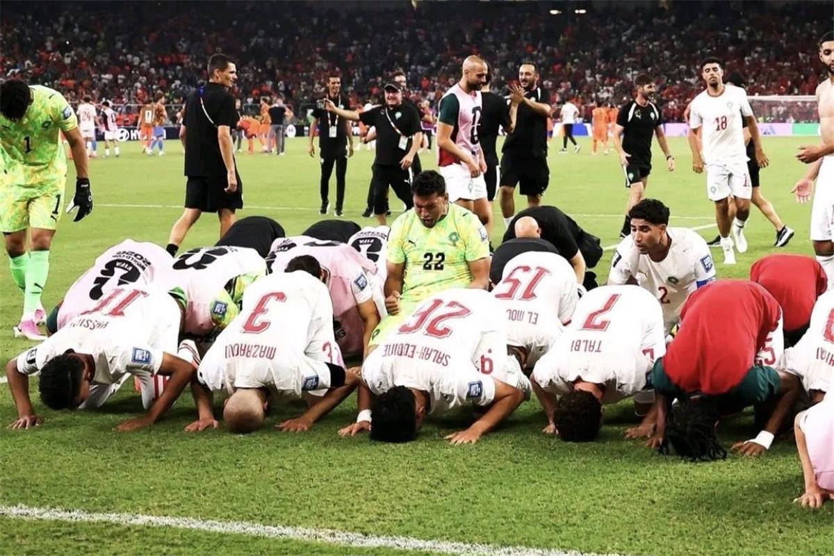 صحف العالم بعد تأهل المغرب على حساب هولندا: كومان أظهر جبنًا أمام منتخب لا يُستهان به
