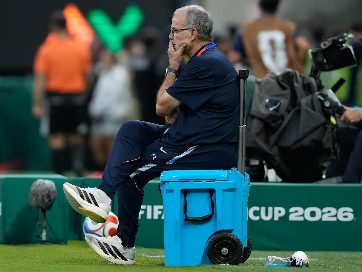 حالة غدر.. الكشف عن كلمات بيلسا للاعبي أوروجواي بعد الخروج المبكر من كأس العالم