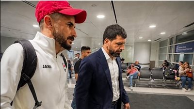 أزمة جديدة قبل انطلاق كأس العالم.. احتجاز أيمن حسين وترحيل مصور منتخب العراق من الولايات المتحدة