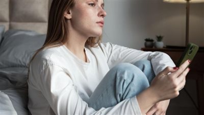 خطر ما وراء الشاشات.. خبراء يؤكدون : عادة عفويه تؤذي نفسيتك