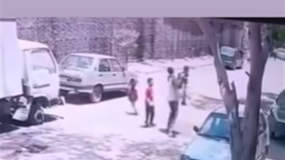 رفعه ورماه على الأرض.. الداخلية تفحص فيديو اعتداء صادم على طفل في الدويقة بالقاهرة