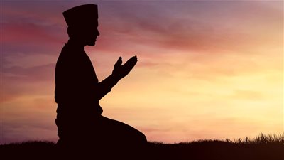 تجوز قراءة الآيات الطويلة والقصيرة في الصلاة بشرط اكتمال المعنى