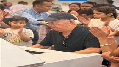 من أجمل اللحظات.. عمر خيرت يزور مستشفى الناس لعلاج الأطفال