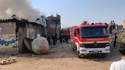 على مساحة 150 مترا.. حريق هائل داخل مخزن مخصص لأعمال البانرات واللوحات الإعلانية بالمرج