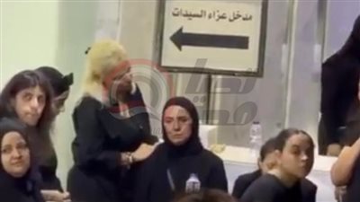 أشرف زكي ووفاء عامر أول الحاضرين في عزاء سهام جلال