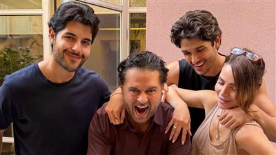 راغب علامة يطفئ شموع عيد ميلاده بحضور زوجته وأبنائه.. صورة