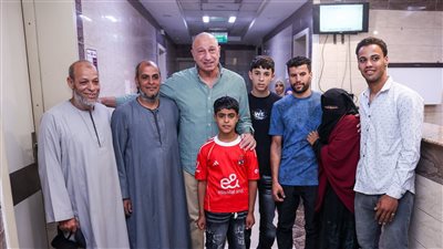 الخطيب يطمئن على تطورات الحالة الصحية لـ«مشجع الأهلي» بعد إصابته في مباراة القمة الأخيرة.. صور