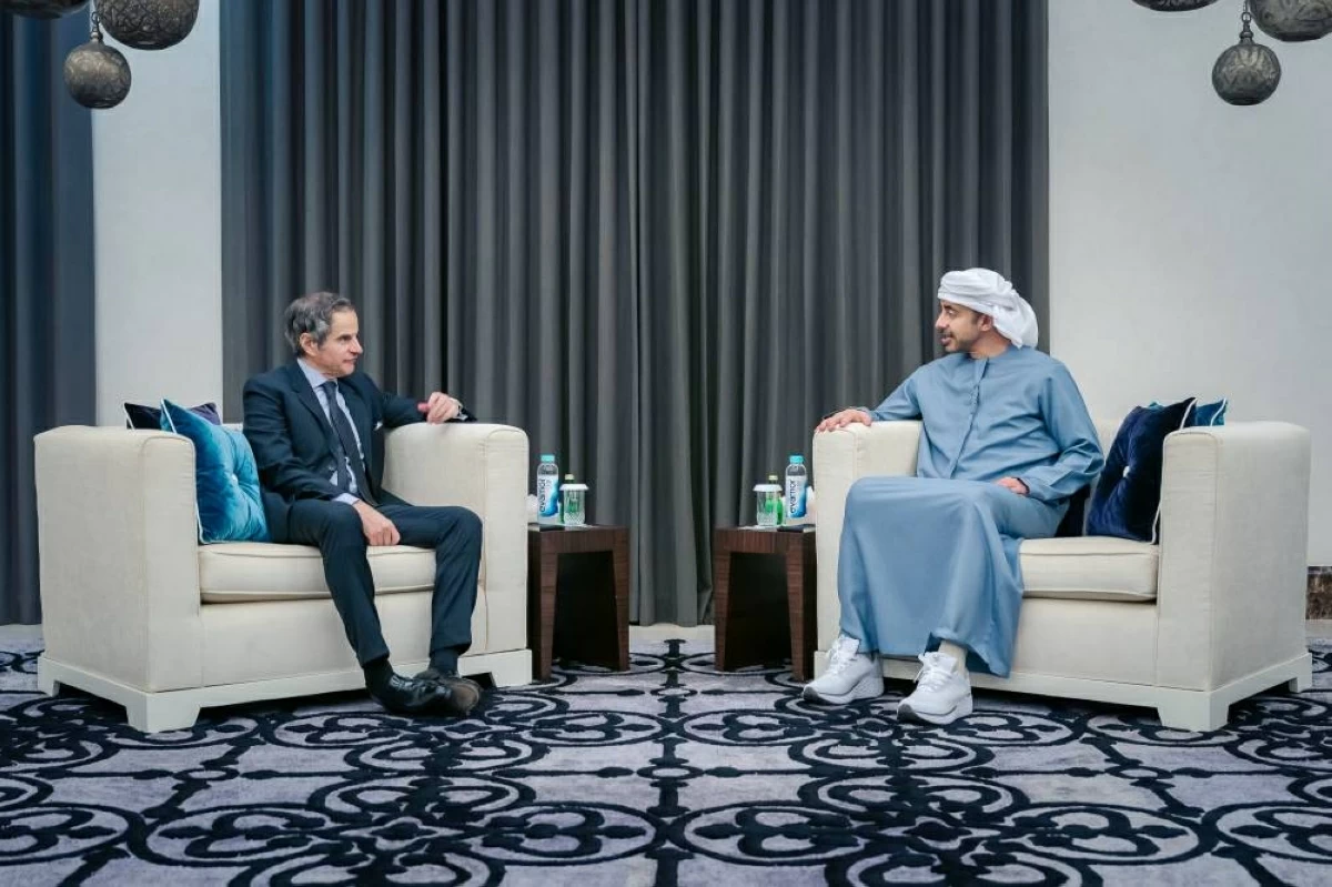 عبدالله بن زايد يبحث مع غروسي تداعيات الاعتداءات الإرهابية الإيرانية