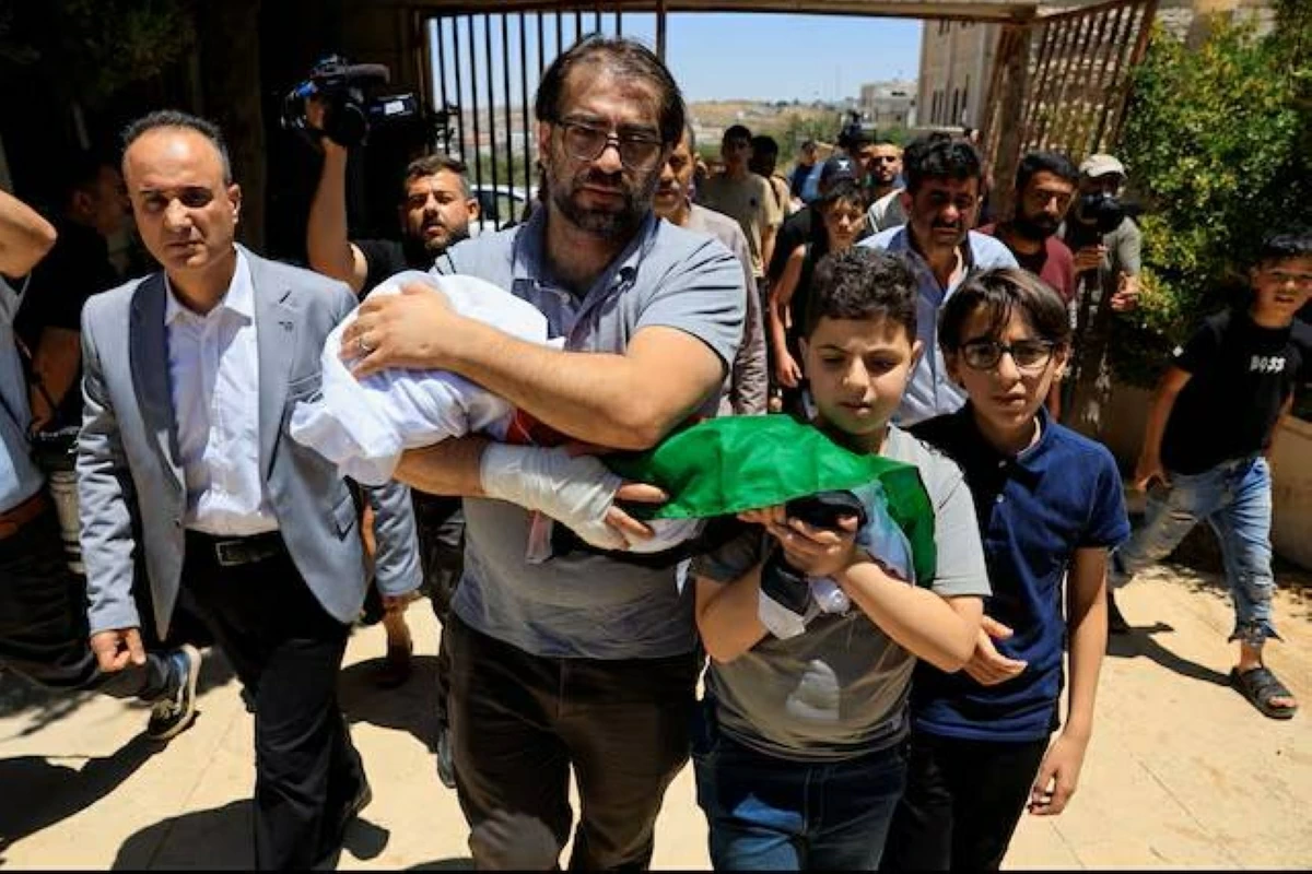 دفن رضيع فلسطيني بعد مقتله برصاص الجيش الإسرائيلي