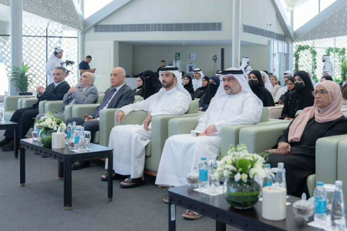 سلطان بن أحمد يكرّم خريجي «قادة المستقبل» بجامعة الشارقة