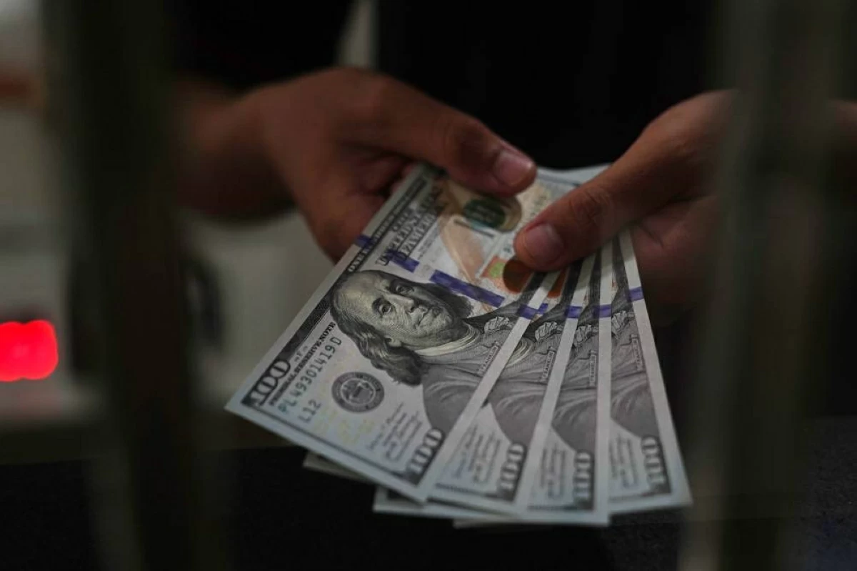 الدولار يتفاعل مع الضربات الأمريكية.. والبيتكوين فوق 62 ألفاً