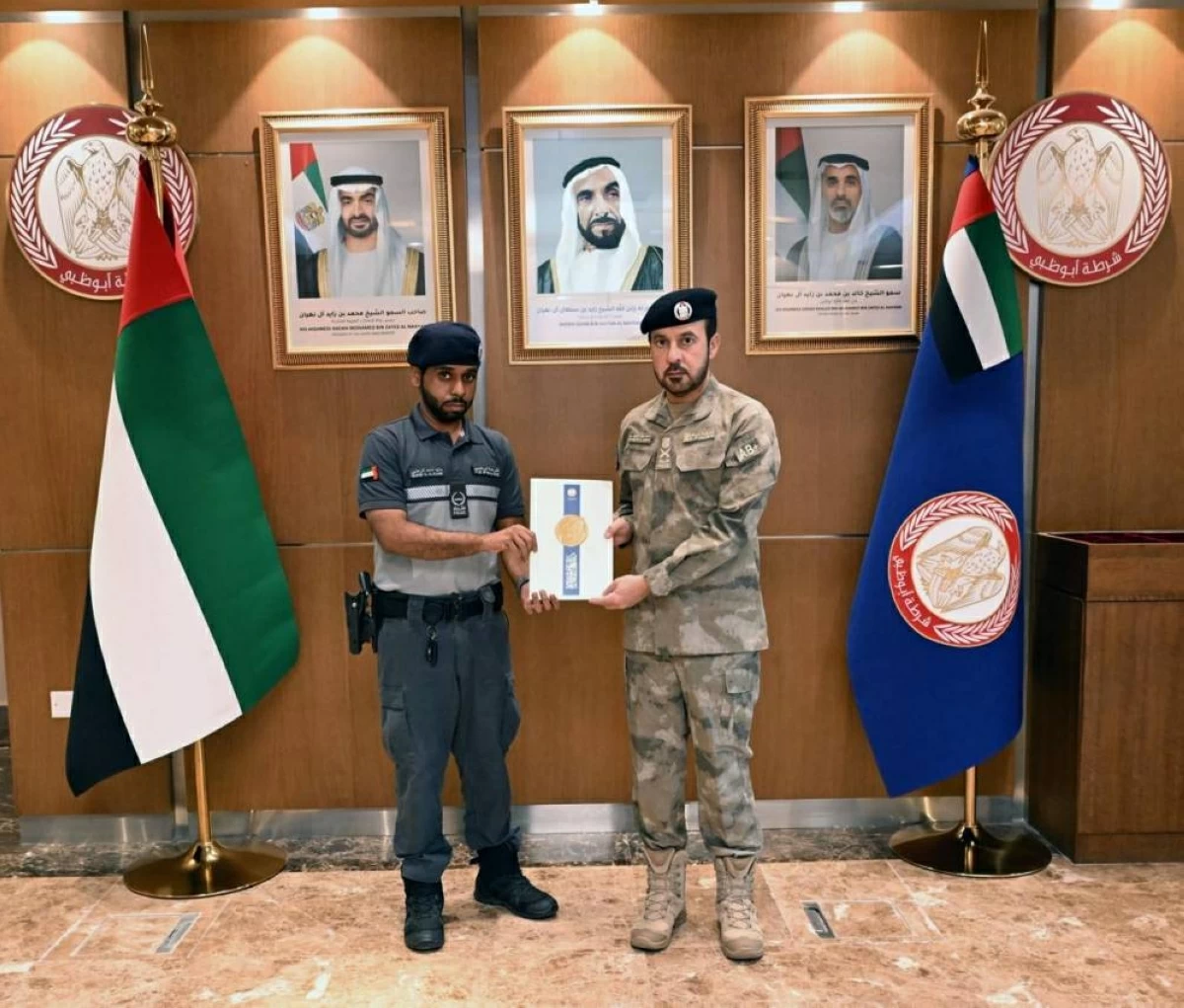 قائد عام شرطة أبوظبي يكرّم أحد منتسبي الدوريات الميدانية