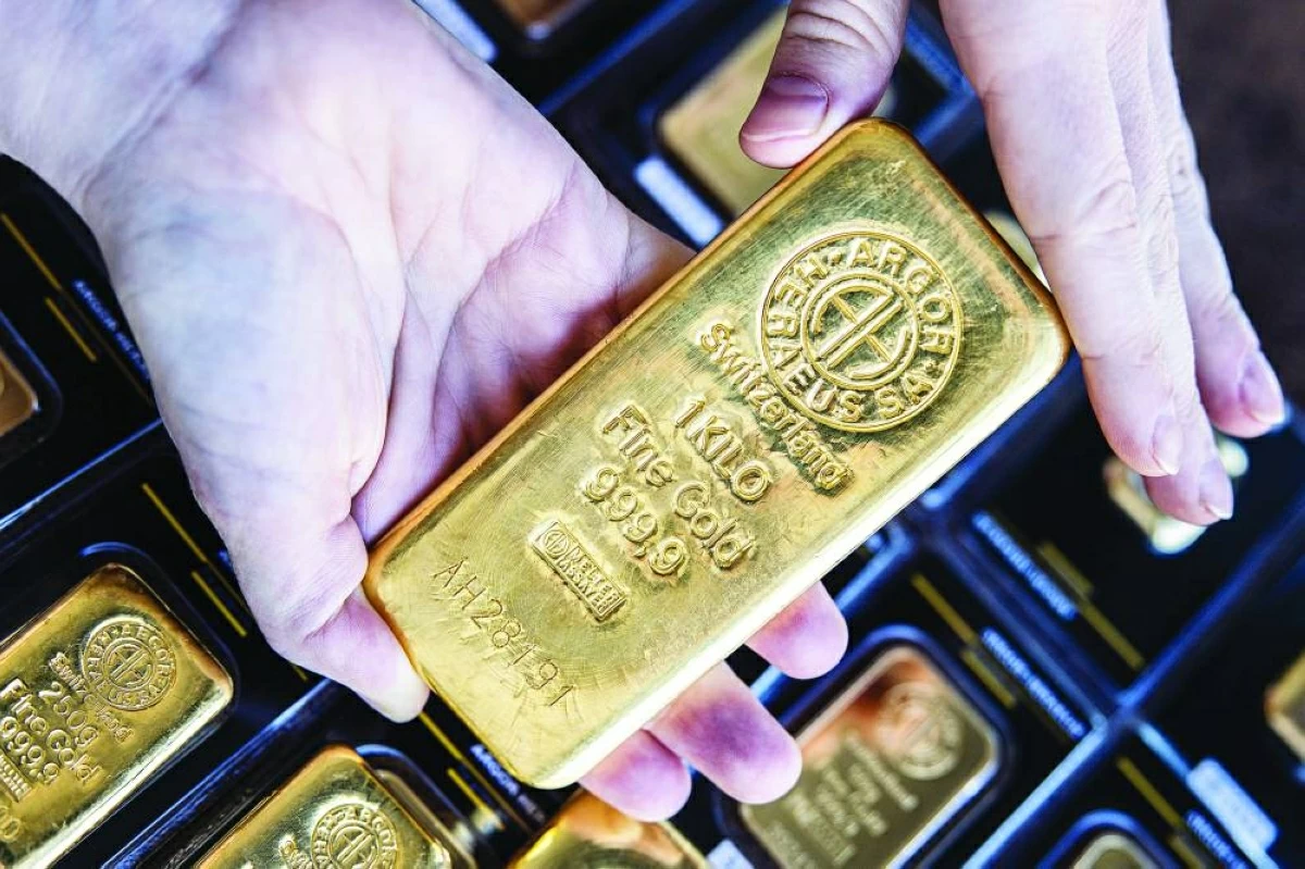 الذهب ينهي الأسبوع منخفضاً 2.6% والفضة ترتفع 1%