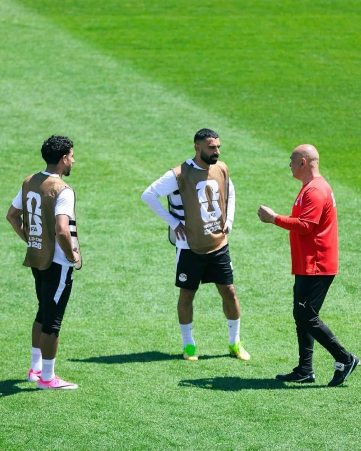 فيفا يجري تعديلا طارئا على قميص منتخب مصر قبل مباراة بلجيكا
