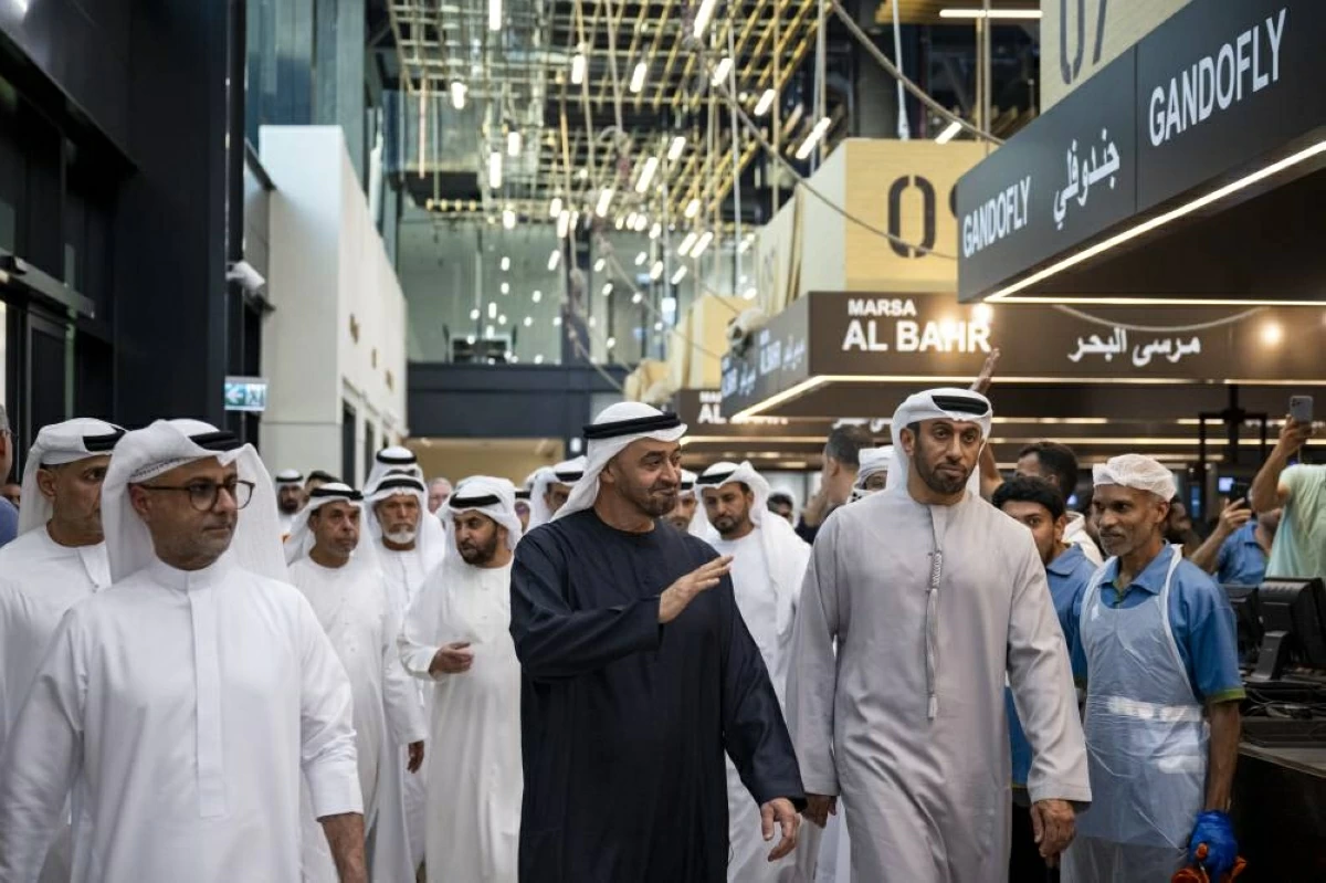 محمد بن زايد يتفقد مرافق سوق السمك في أبوظبي