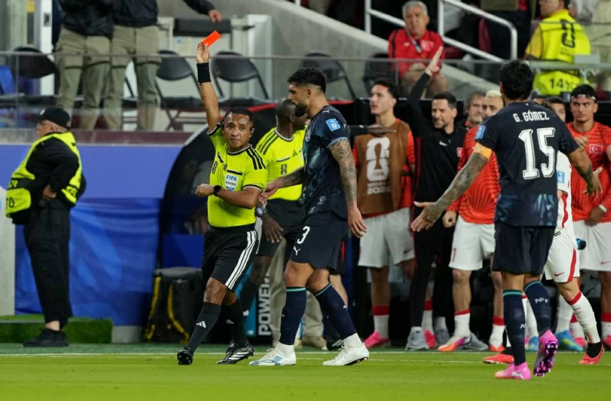أول حالة طرد في التاريخ للاعب غطى فمه