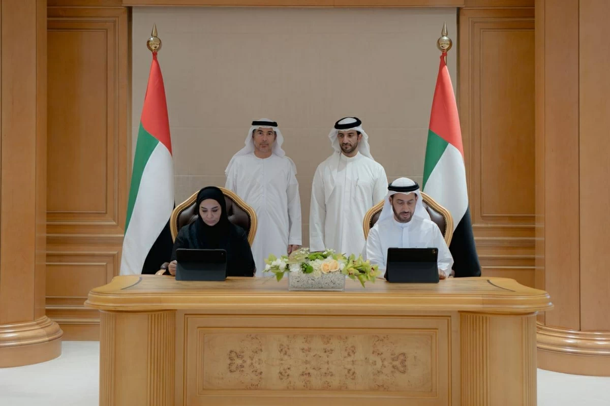 سلطان بن أحمد يشهد توقيع مذكرة تفاهم بين دائرة القضاء والمصرف المركزي