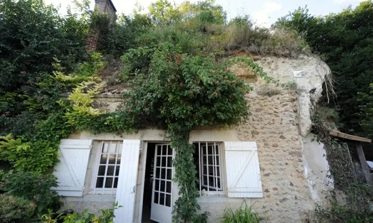 فرنسيون يسكنون الكهوف هرباً من حر الصيف