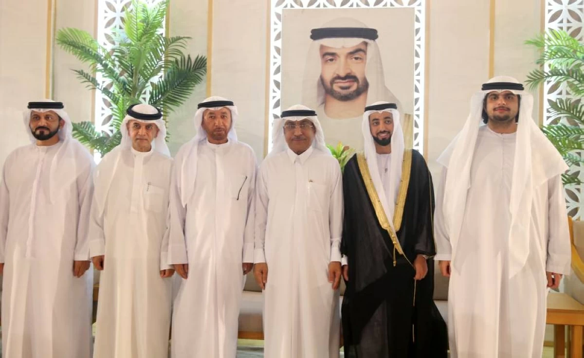 شيوخ ومسؤولون يحضرون أفراح النقبي والكتبي بخورفكان