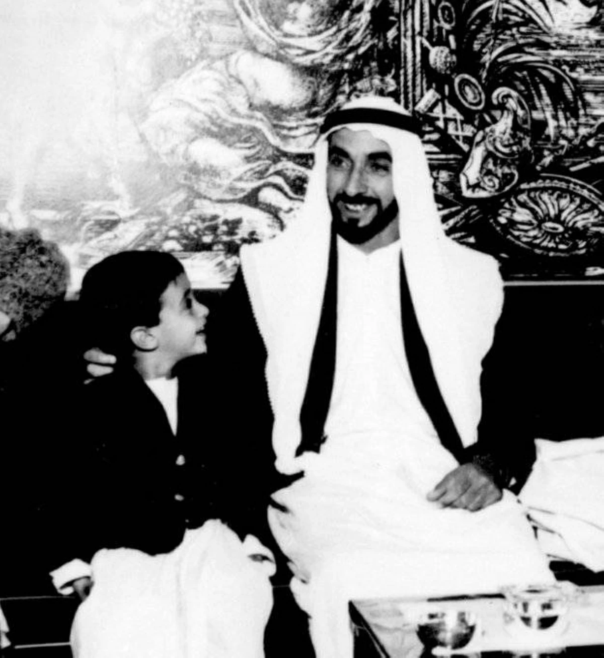 محمد بن زايد: في «يوم الأب» نتذكر أبانا زايد رمز الأبوة التي صنعت وطناً بالحكمة