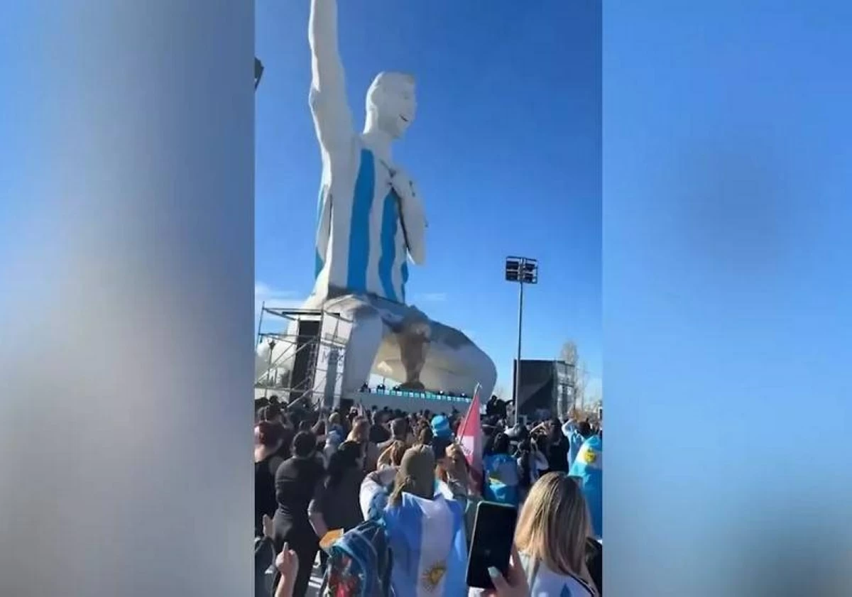 الأرجنتين تكرم ميسي بأطول تمثال في العالم (فيديو)