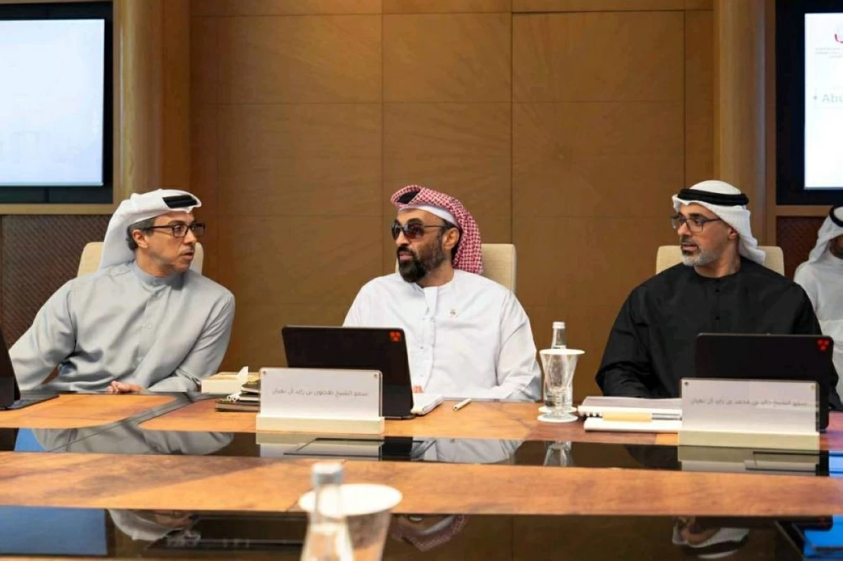بحضور منصور بن زايد وخالد بن محمد بن زايد..طحنون بن زايد يترأس اجتماع «الشؤون الاستثمارية»
