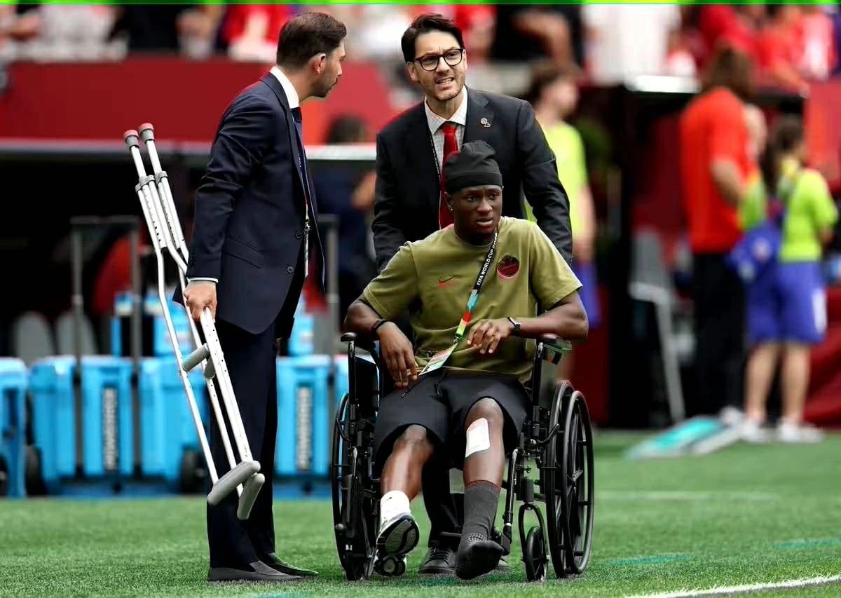 إسماعيل كوني يعود إلى الملعب بكرسي متحرك بعد إصابته في كأس العالم 2026