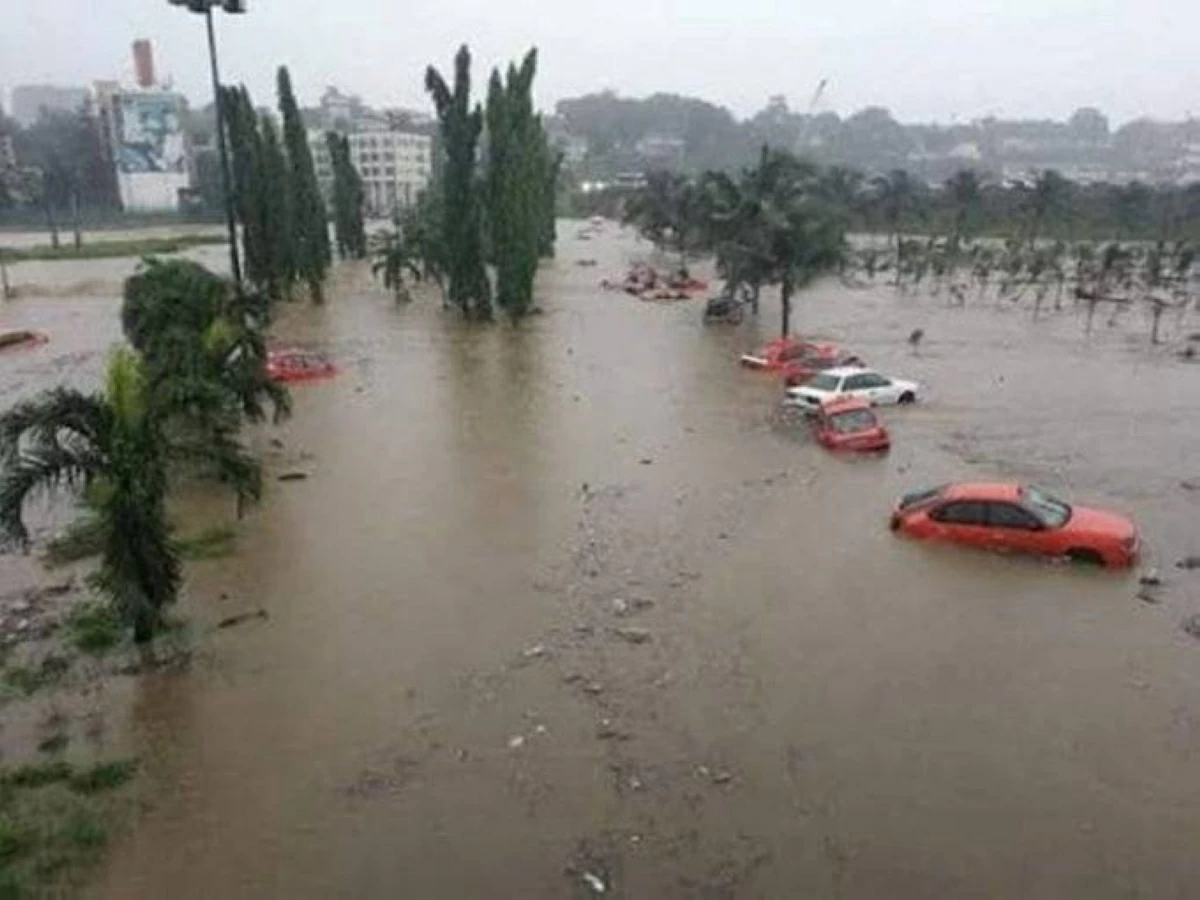 أمطار غزيرة تودي بحياة 10 أشخاص في أبيدجان