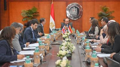 وزير الاستثمار يلتقي السفير البريطاني لتعزيز الشراكة الاقتصادية وتعميق التعاون الاستثماري والتجاري