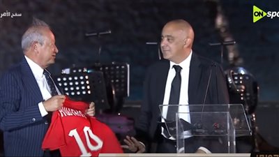 محمد يحيى لطفي يهدي نجيب ساويرس قميص منتخب مصر في كأس العالم بحفل راعي الدوري