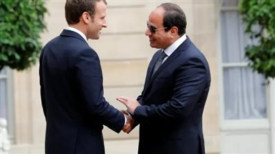 رئيس فرنسا يستقبل الرئيس السيسي بعد وصوله مقر انعقاد قمة مجموعة السبع