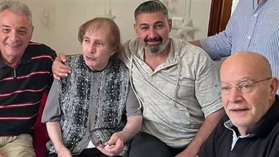 “ثروة كبيرة لازم نحافظ عليها”.. ياسر جلال ومحمود حميدة في زيارة إنسانية لدار رعاية كبار الفنانين