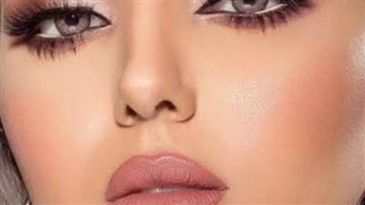مشكلة الحر مع المكياج.. خبراء التجميل يكشفون 6 حيل لثبات يدوم