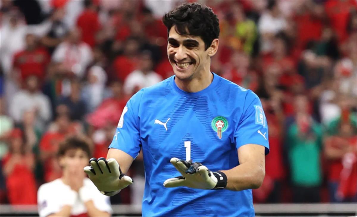 عضو الاتحاد المغربي: المقارنة بين بونو والحضري صعبة.. وعموتة سيضع الأهلي في مكانه