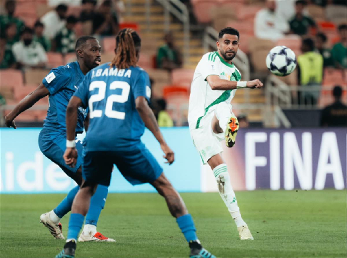 فيديو.. الأهلي السعودي يعلن رحيل رياض محرز رسميًا
