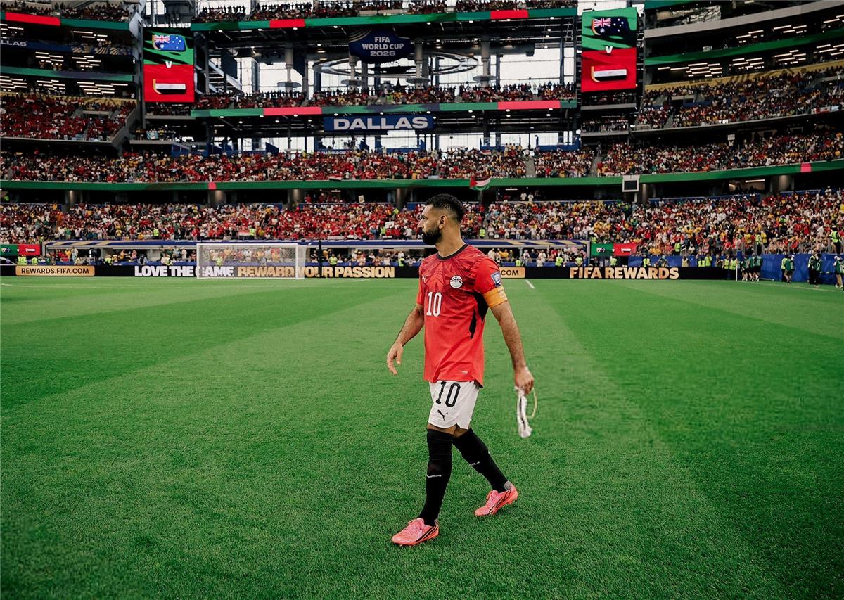 صحيفة إنجليزية تشيد بـ تصرف محمد صلاح بعد فوز مصر على أستراليا