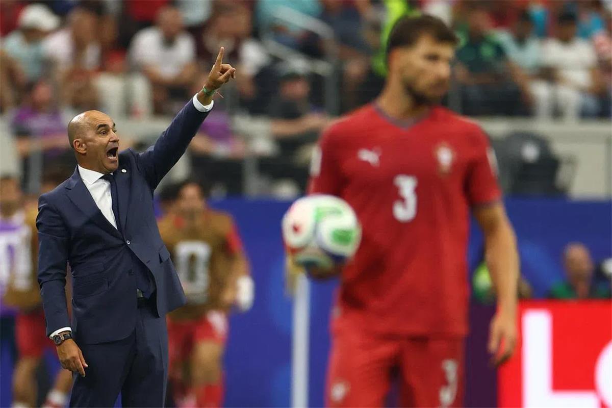 روبرتو مارتينيز: رونالدو يستحق الشكر إلى الأبد.. ونجحنا في إيقاف لاعب إسبانيا