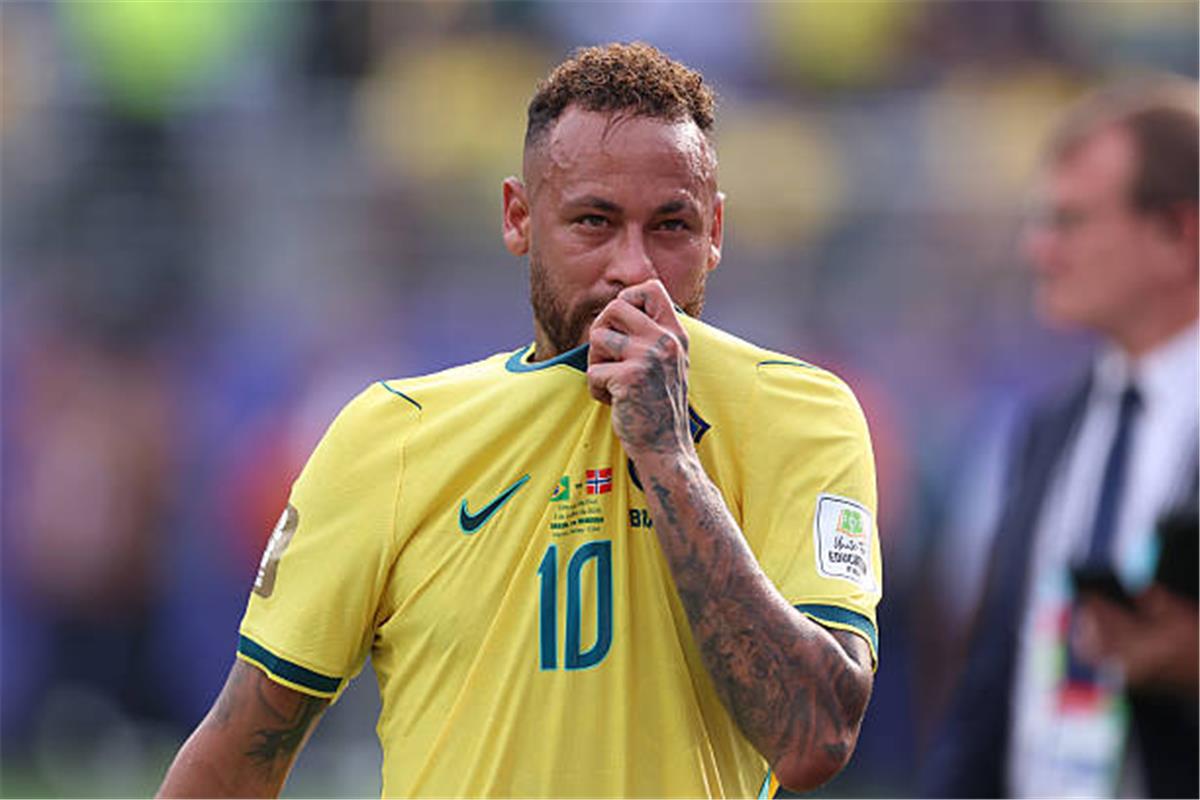 والد نيمار يواسي نجله بعد خروج البرازيل من كأس العالم: لا تتوقف عن اللعب