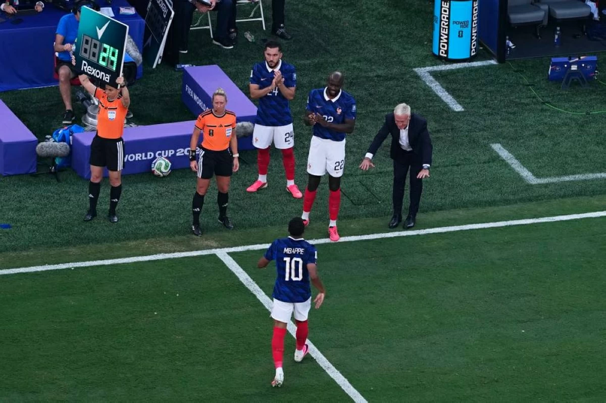 مدرب فرنسا ينحني احتراماً لـ«المدمر» مبابي