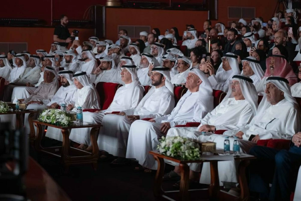 سلطان بن أحمد يشهد حفل اليوم الإماراتي للمسرح