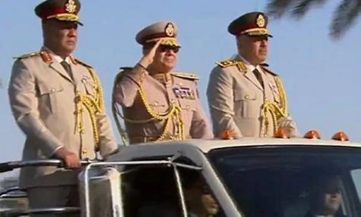 السيسي يفتتح مقر القيادة الاستراتيجية المصري بالزي العسكري