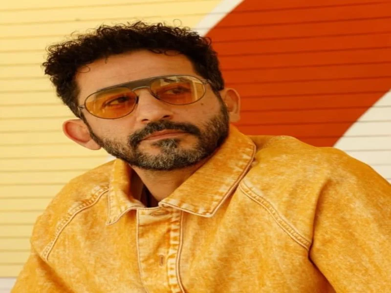 أحمد حلمي يشارك جمهوره صورا من جلسة تصوير جديدة ومنى زكي تتفاعل معه