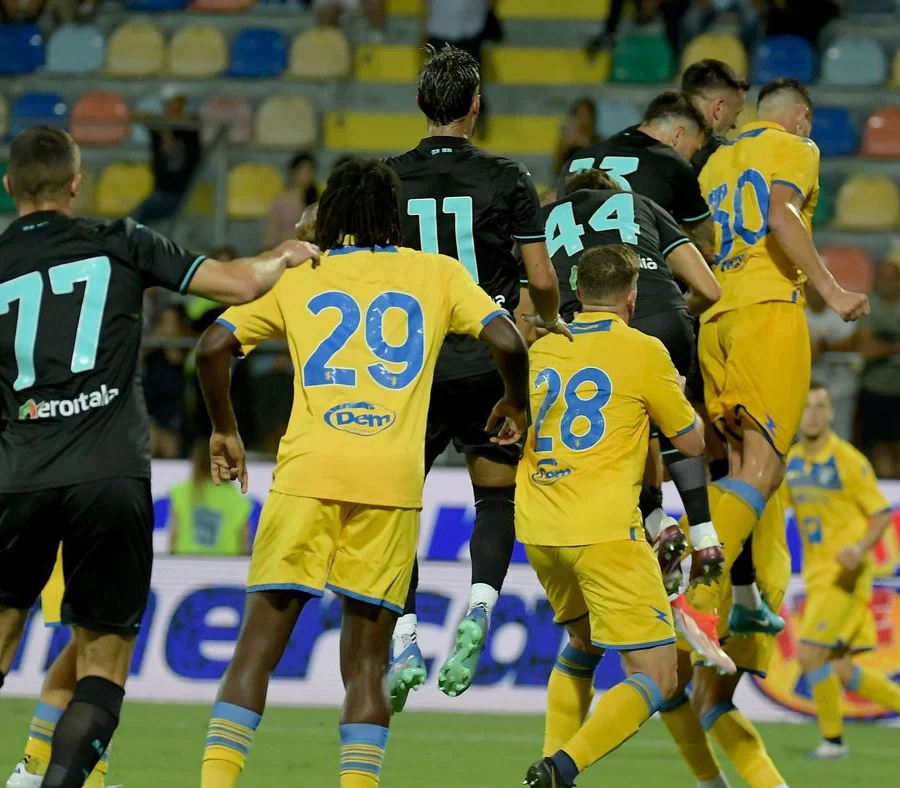 أنور العزوزي ينتقل إلى فروسينوني في الدوري الإيطالي